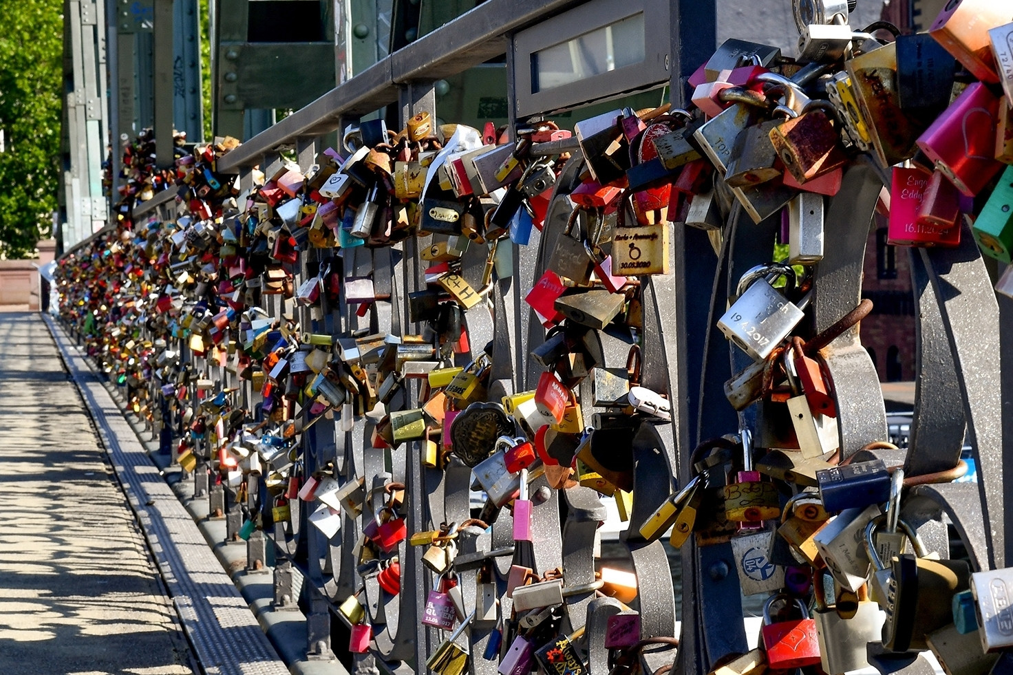 Ngắm cây cầu 156 tuổi 'nặng trĩu' ổ khóa tình yêu