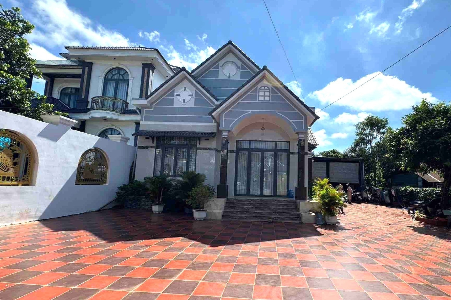 Buôn làng tỷ phú ở thủ phủ sầu riêng có hơn 50 biệt thự, hàng chục xe sang