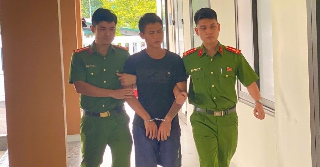 Người đàn ông cầm dao xông vào trụ sở, chém bị thương Phó trưởng Công an xã