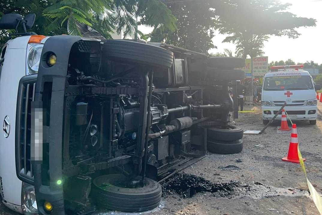 Ô tô đột ngột lật nghiêng trước chợ, người phụ nữ tử vong trong cabin