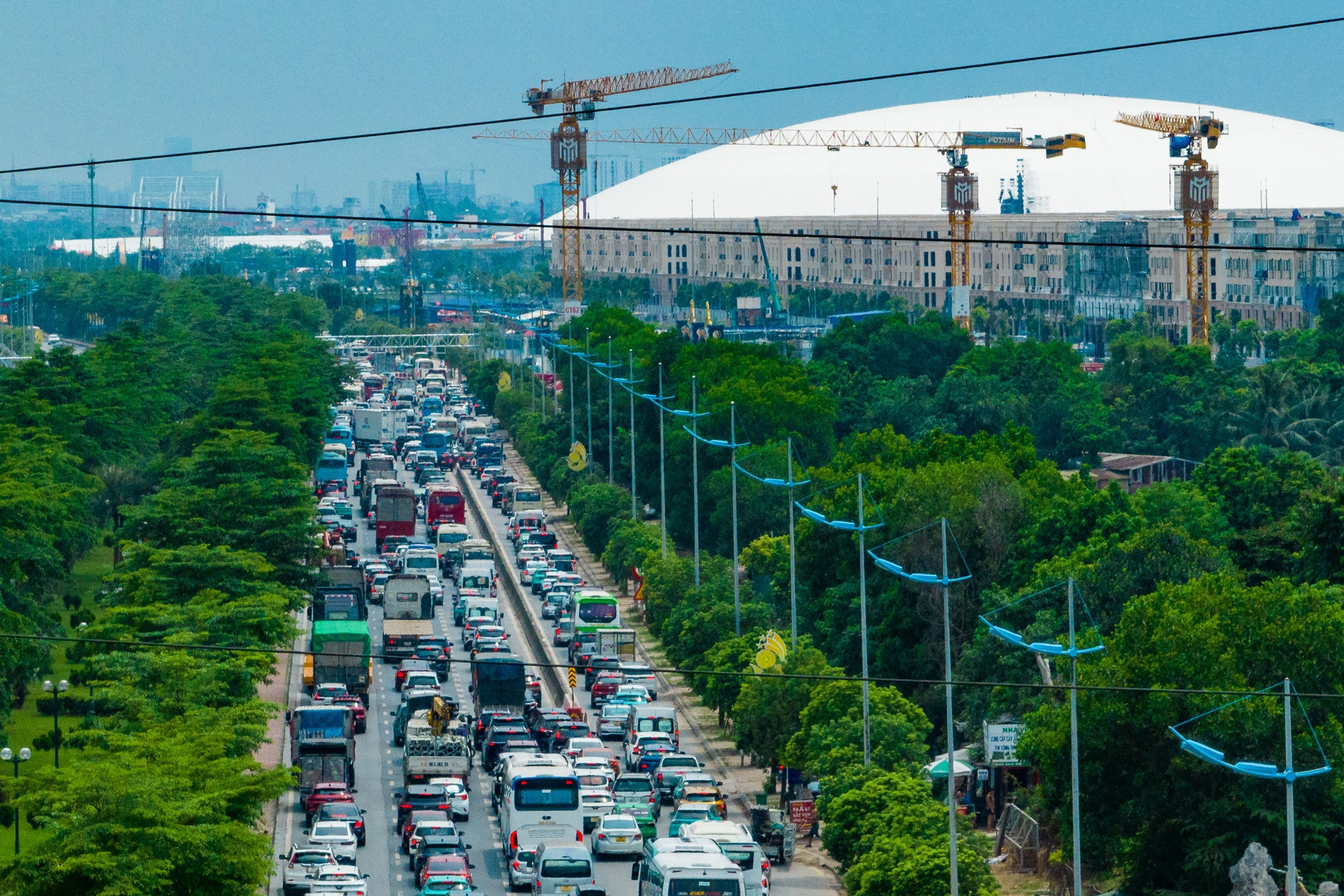 Ô tô 'rồng rắn' nhích từng mét trên đường Trường Sa suốt cuối tuần