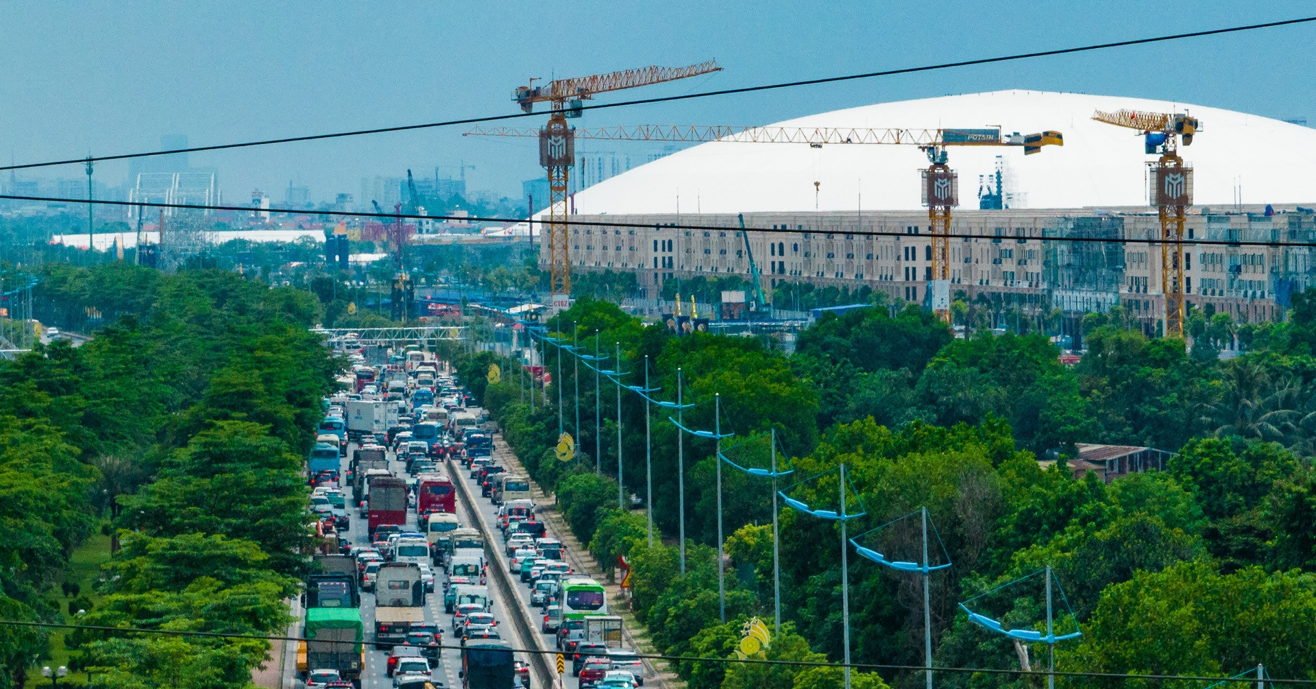 Ô tô &amp;apos;rồng rắn&amp;apos; nhích từng mét trên đường Trường Sa suốt cuối tuần