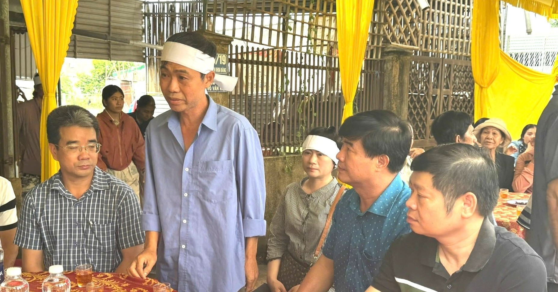 Hoàn cảnh xót xa của "bé trai mở cửa cứu bạn", ...