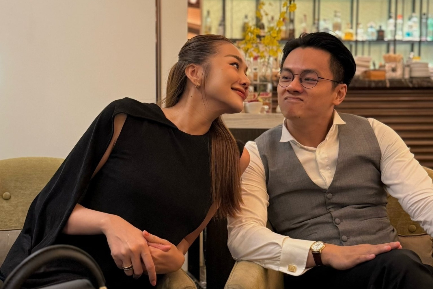 Thanh Hằng đáng yêu bên chồng nhạc trưởng, vợ chồng Trịnh Kim Chi nghỉ dưỡng