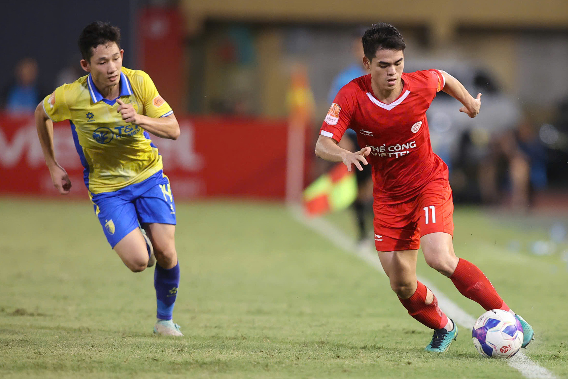 Van Khang Hai Long The Cong Viettel Ha Noi.jpg