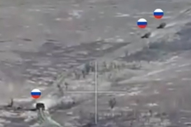 Video UAV Ukraine bắn cháy nhiều xe tăng và xe bọc thép Nga trên tiền tuyến