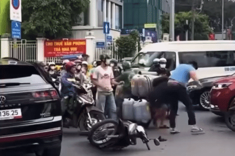 Xác minh clip người đàn ông đi ô tô hành hung người lớn tuổi giữa đường ở TPHCM