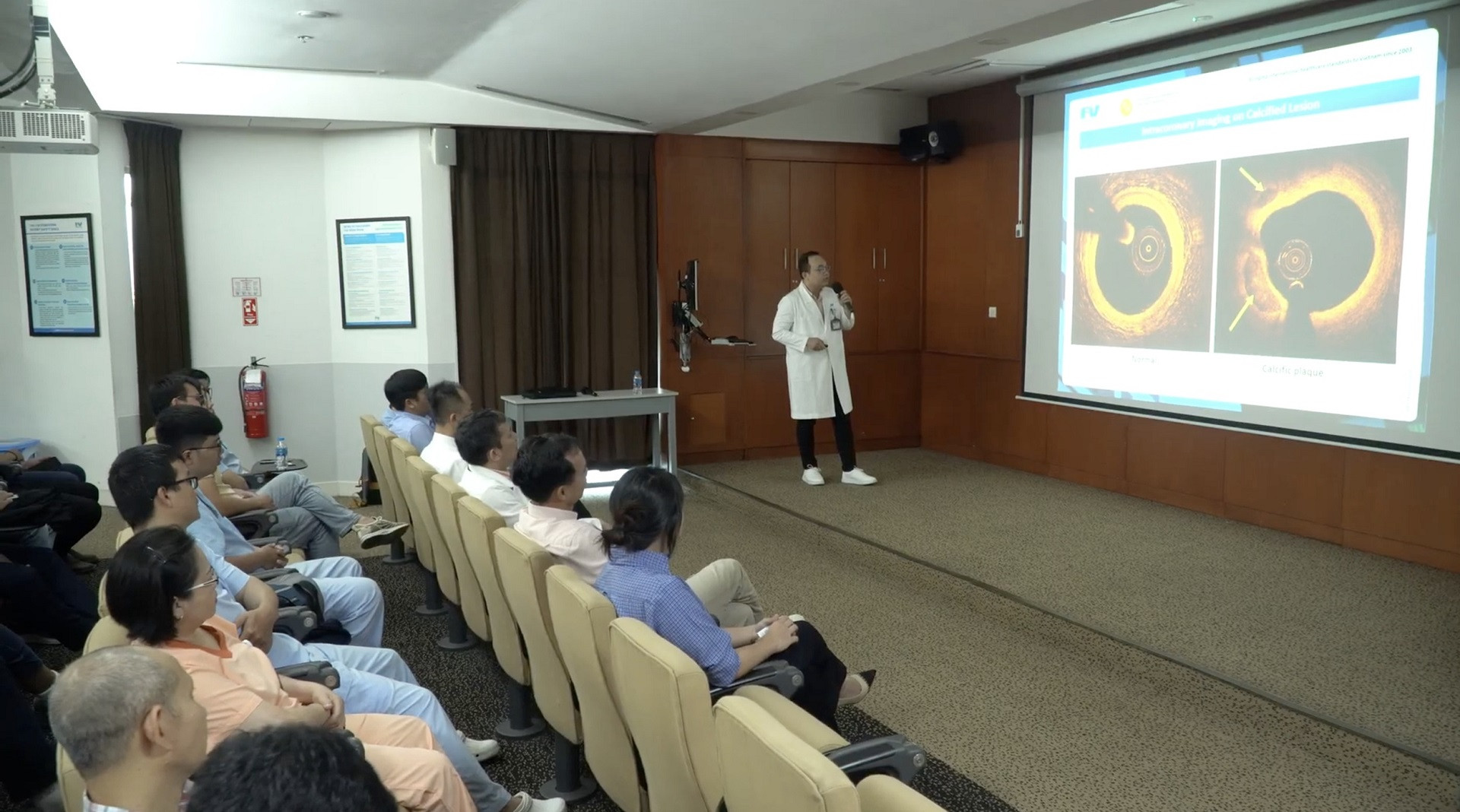 1_BS. Đỗ Hữu Phúc, Khoa Tim mạch và Tim mạch can thiệp, Bệnh viện FV, trình bày về kỹ thuật IVL (1).jpg