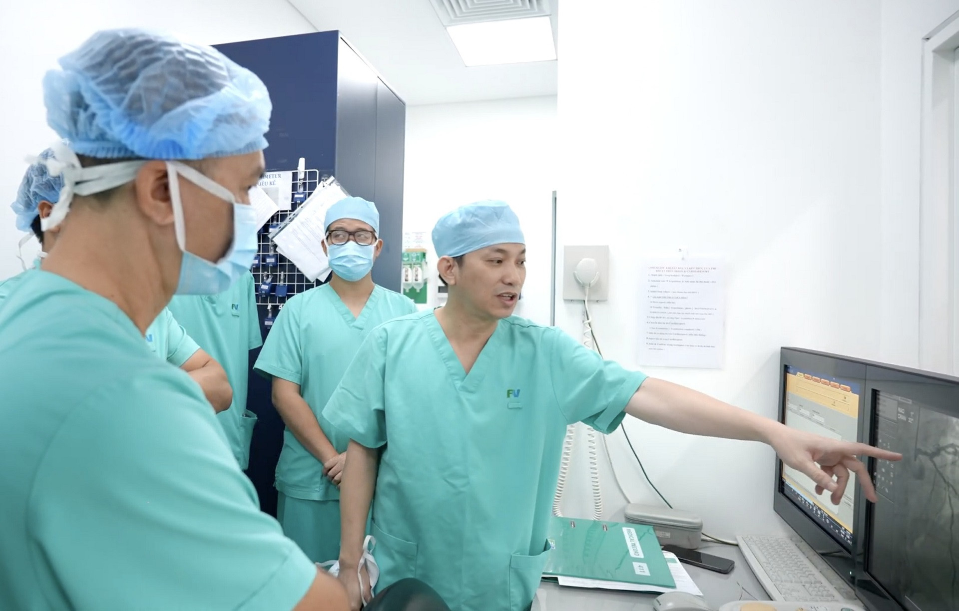 2_TS.BS Hồ Minh Tuấn, Trưởng khoa Tim mạch và Tim mạch can thiệp, Bệnh viện FV hướng dẫn các bác sĩ trước khi tiến hành thủ thuật tại phòng Cathlab.jpg
