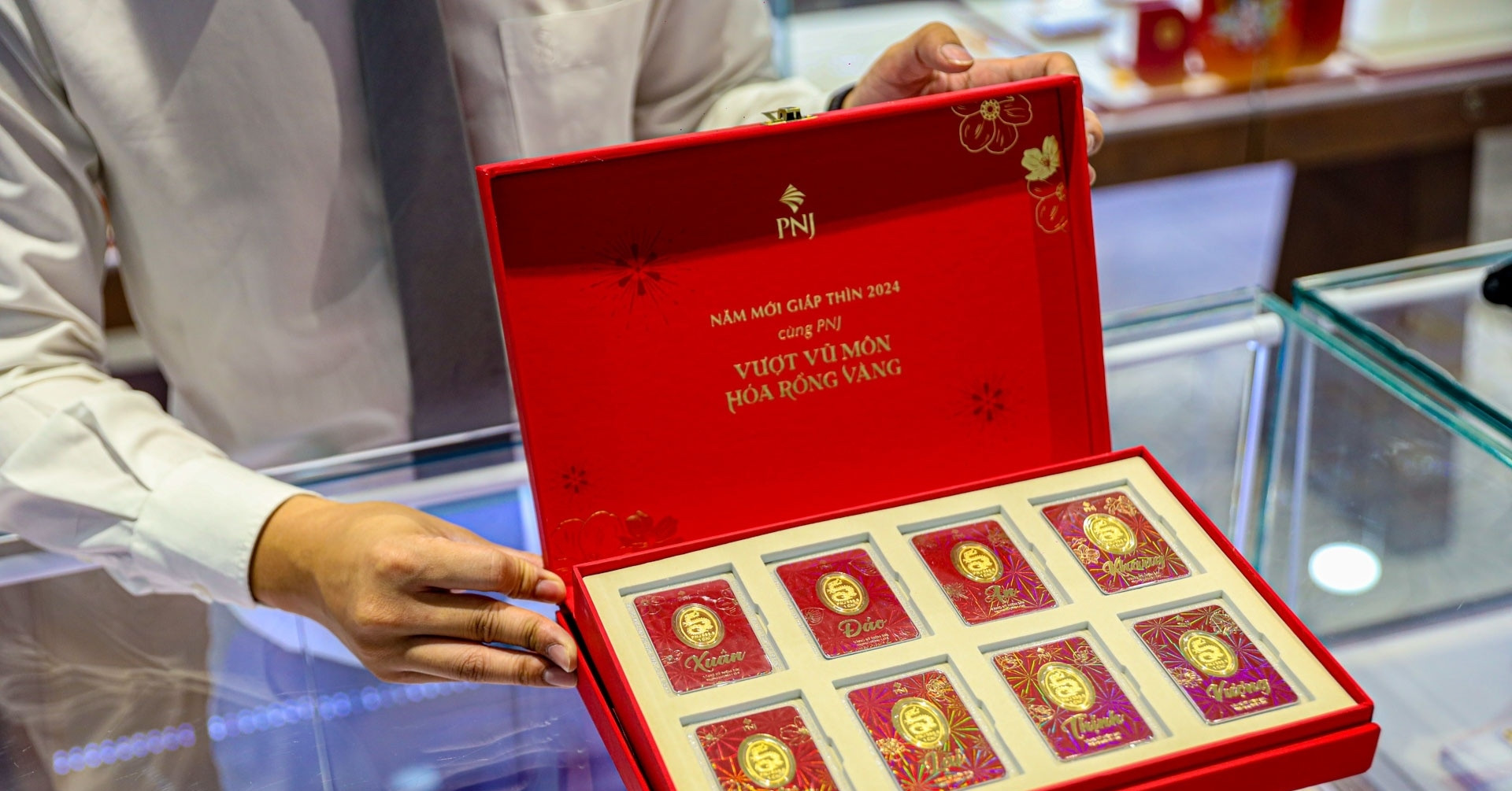 Giá vàng hôm nay 16/9/2025 SJC vẫn neo mức cao,...
