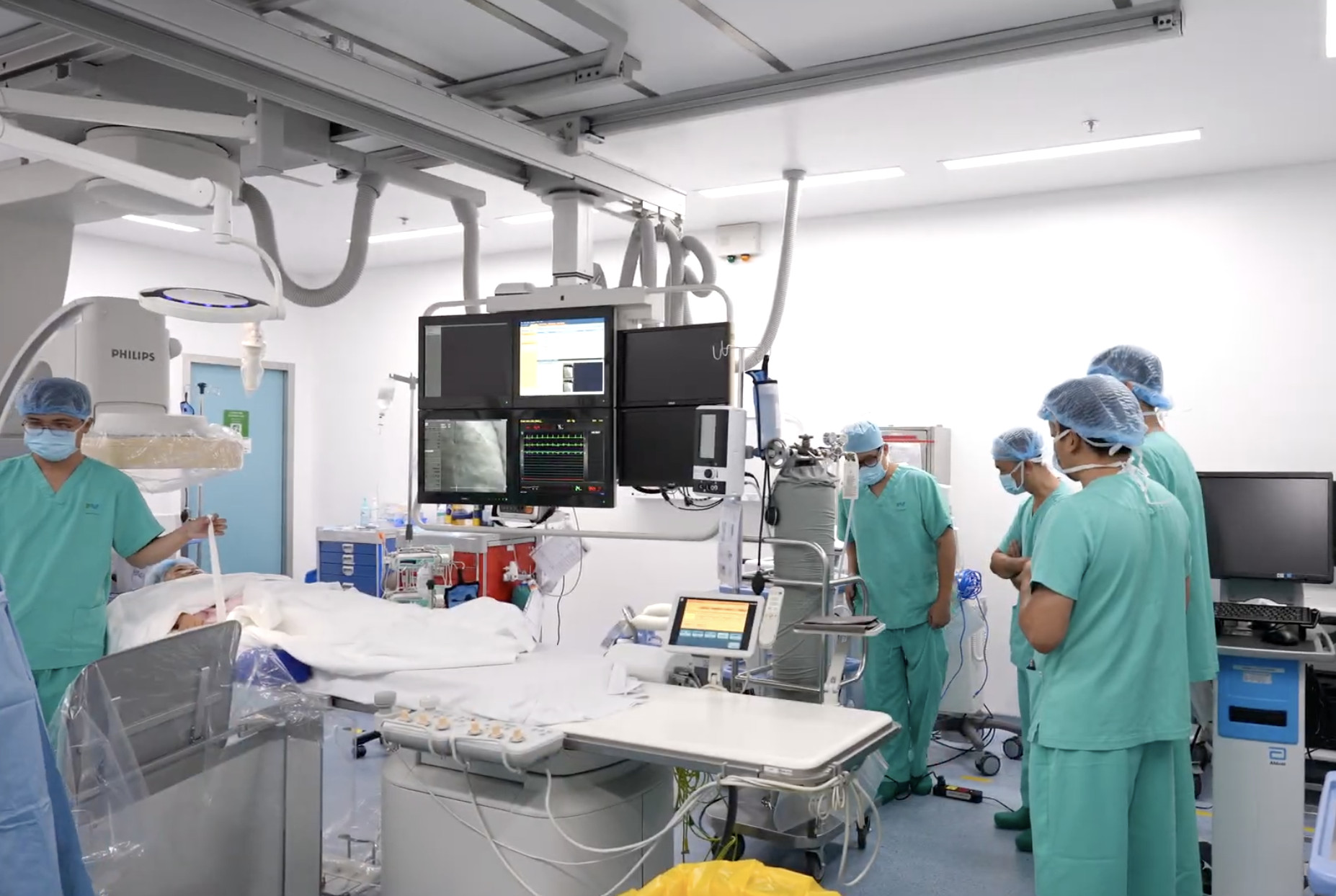 5_Các bác sĩ chuẩn bị trước khi làm thủ thuật trong phòng CathLab.jpg