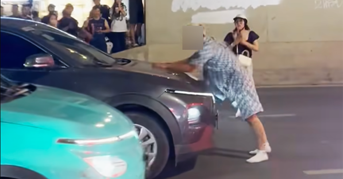 Nam thanh niên liên tục la hét, chặn ô tô trên đường Hồ Tùng Mậu, Hà Nội