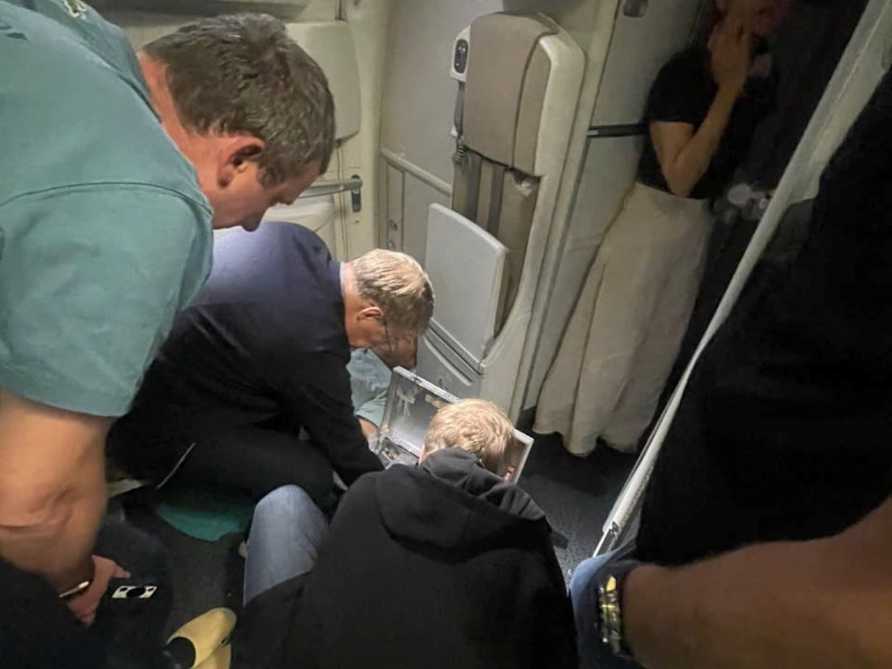 Bác sĩ hỗ trợ cấp cứu khách trên chuyến bay của Vietnam Airlines.jpg