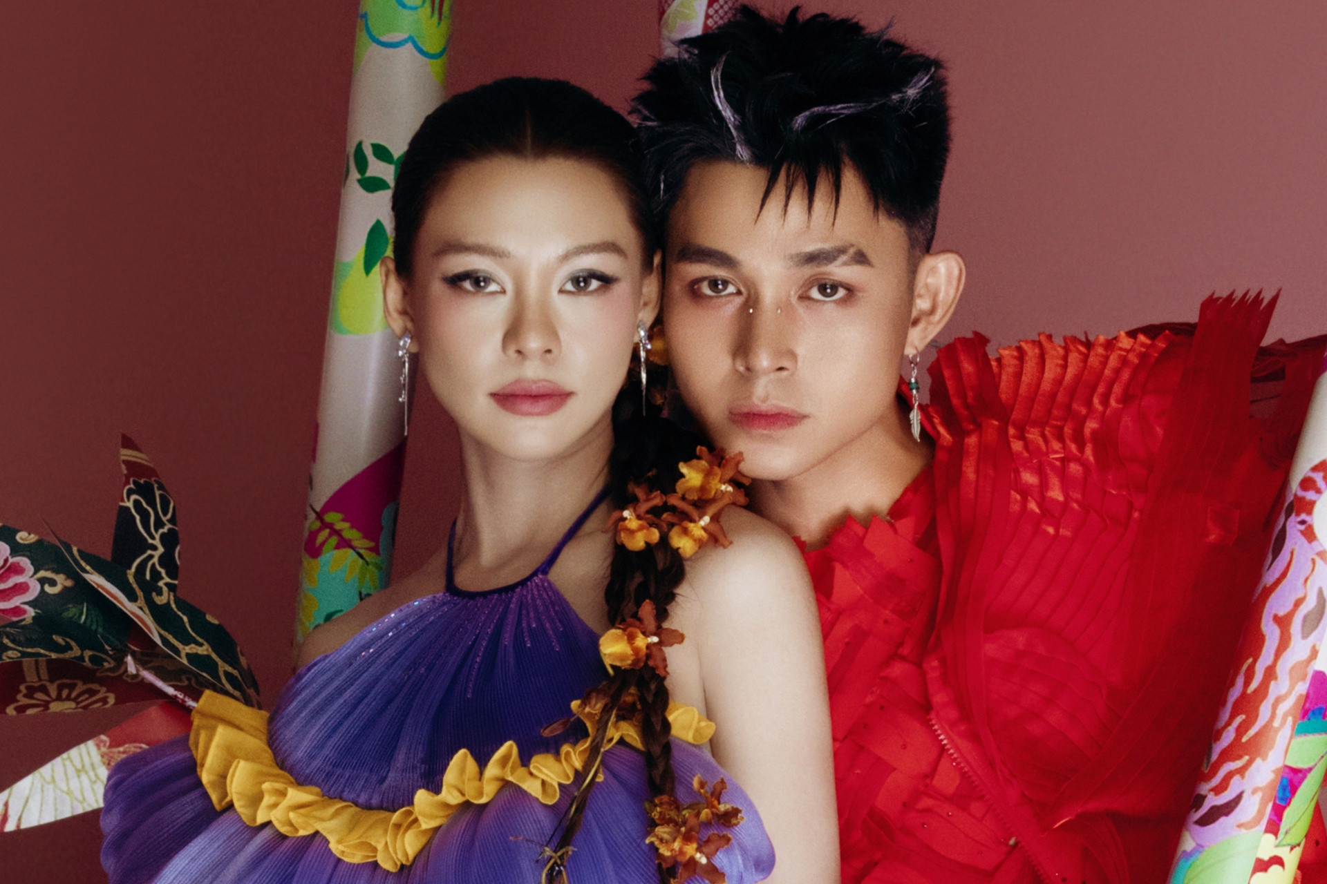 Ca sĩ Bùi Lan Hương quyến rũ và ma mị bên nam ca sĩ đẹp trai, 6 múi