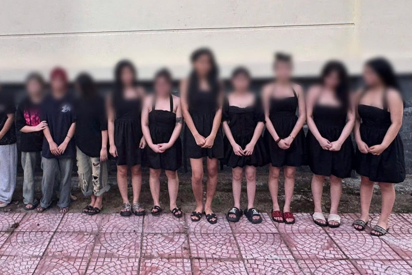 Cảnh sát đột kích tụ điểm mại dâm, phát hiện nhiều cô gái mặc đồng phục màu đen