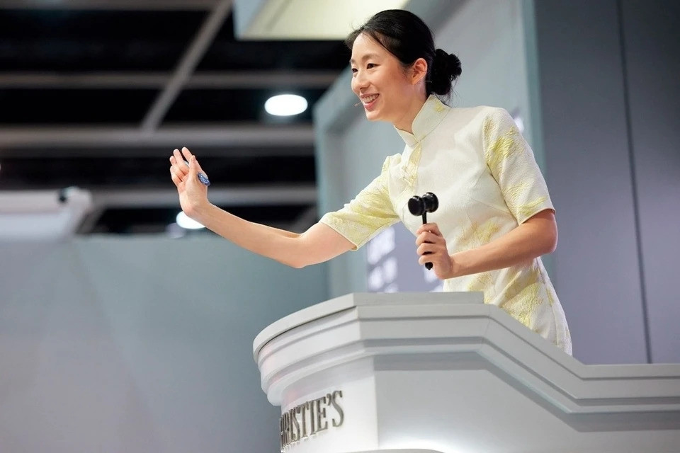 Chốt trăm tỷ chỉ với một cú gõ búa, người phụ nữ khiến cả phòng nín thở