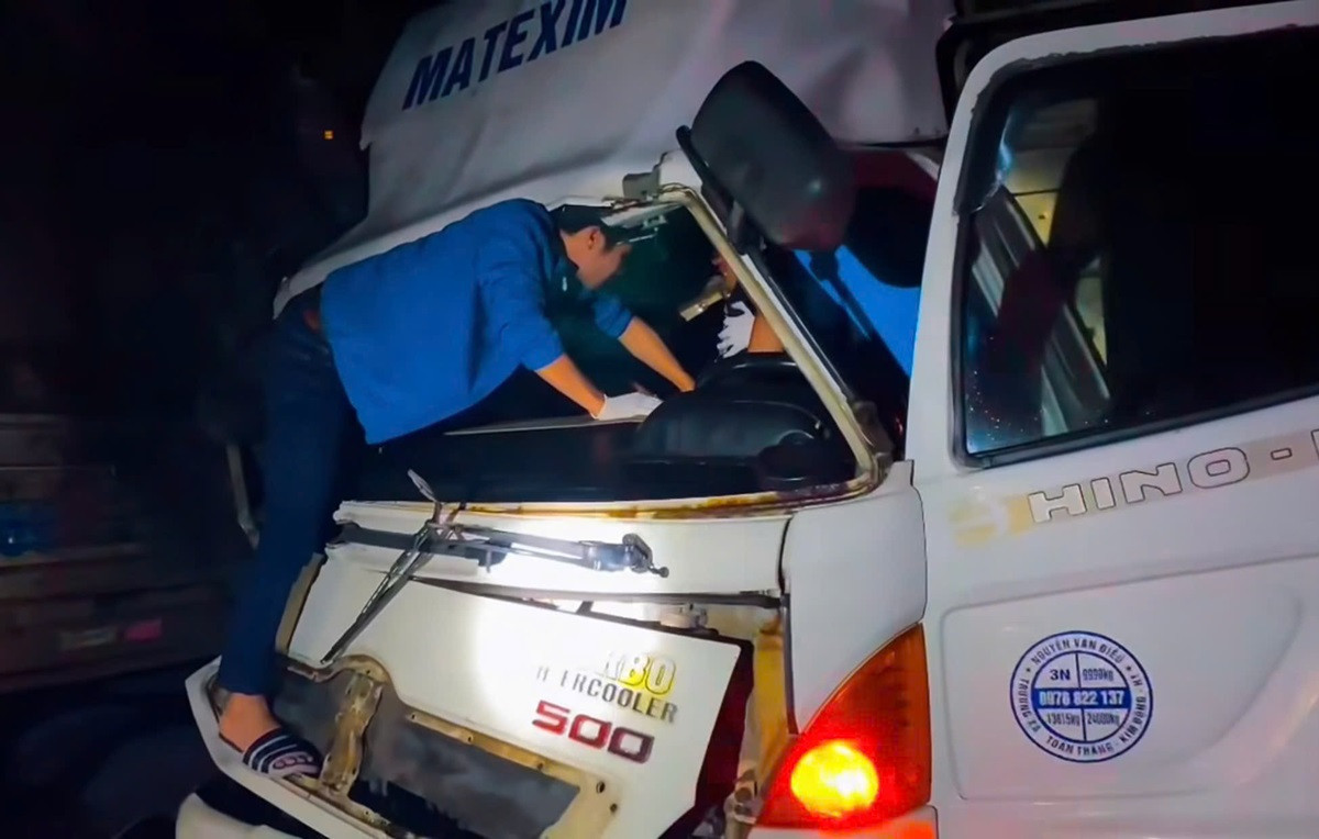 Cứu tài xế mắc kẹt trong cabin sau va chạm hai xe tải trên cao tốc..jpg