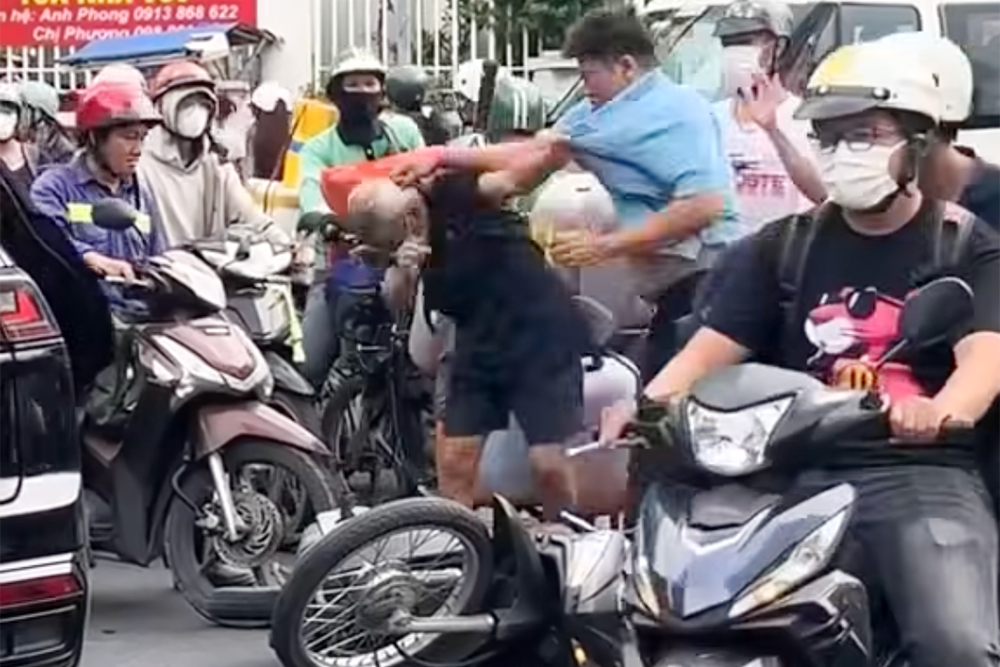 Danh tính tài xế ô tô đánh người cao tuổi sau va chạm nhẹ giữa phố