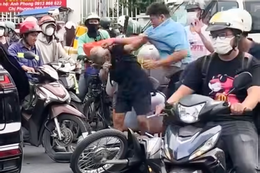 Danh tính tài xế ô tô đánh người cao tuổi sau va chạm nhẹ giữa phố
