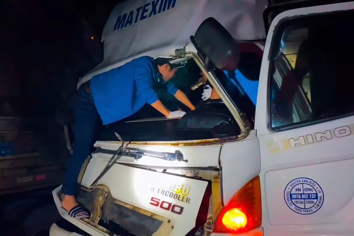 Đầu ô tô bẹp dúm sau cú tông mạnh trong đêm, cảnh sát phải tạm đóng cao tốc