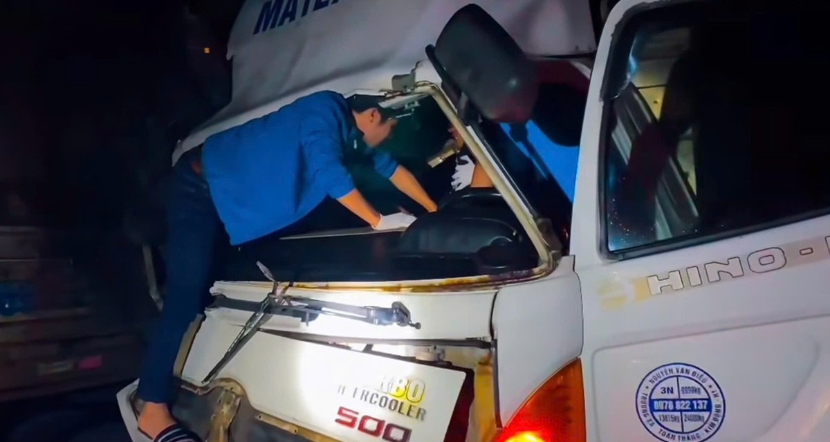 Đầu ô tô bẹp dúm sau cú tông mạnh trong đêm, cảnh sát phải tạm đóng cao tốc