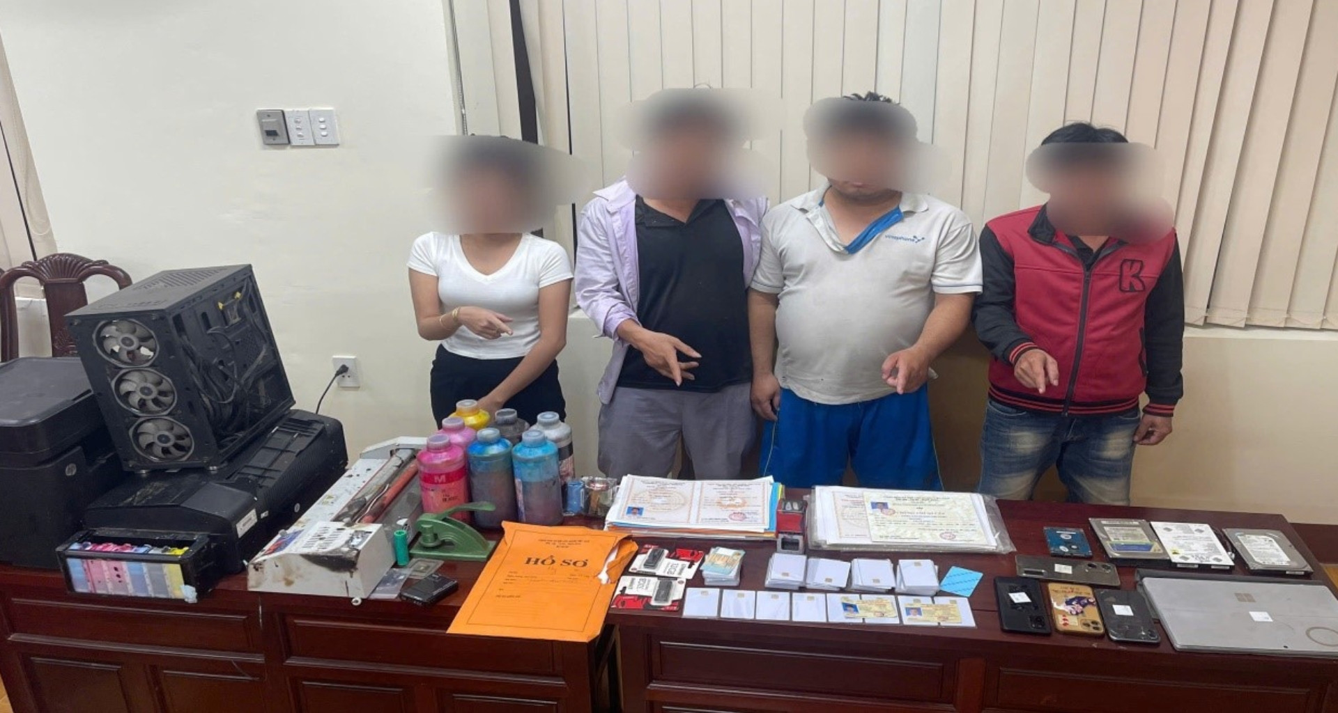 Đồng Nai: Triệt phá &amp;apos;lò&amp;apos; làm giả hàng trăm sổ đỏ, giấy phép lái xe, khám sức khỏe