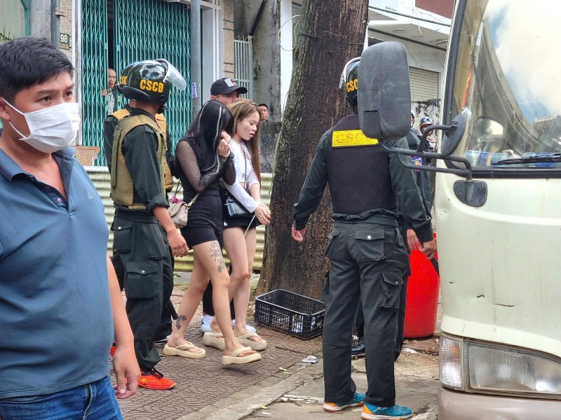 Đột kích nhiều tụ điểm bay lắc 2.jpg