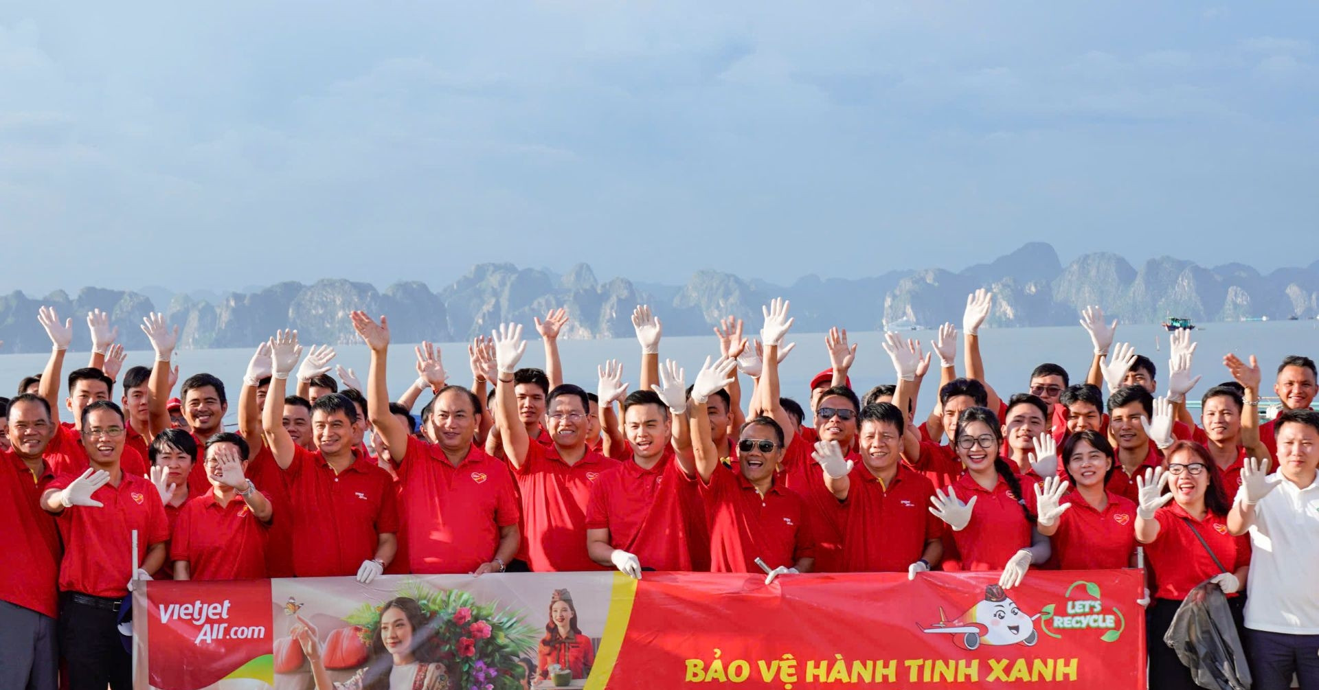 Gần 600 cán bộ, nhân viên Vietjet chung tay làm sạch bãi biển Hạ Long