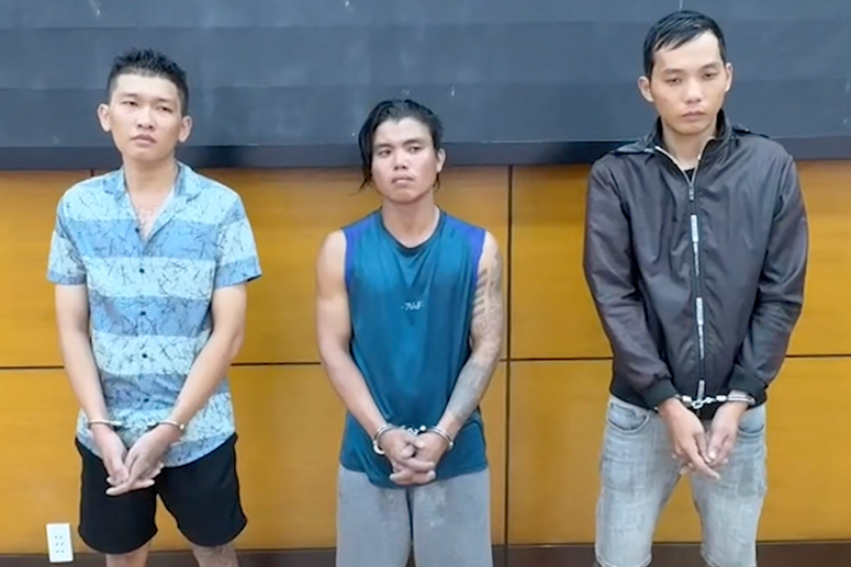 Giả danh công an cướp điện thoại của 2 người ngồi trên ghế đá công viên ở TPHCM