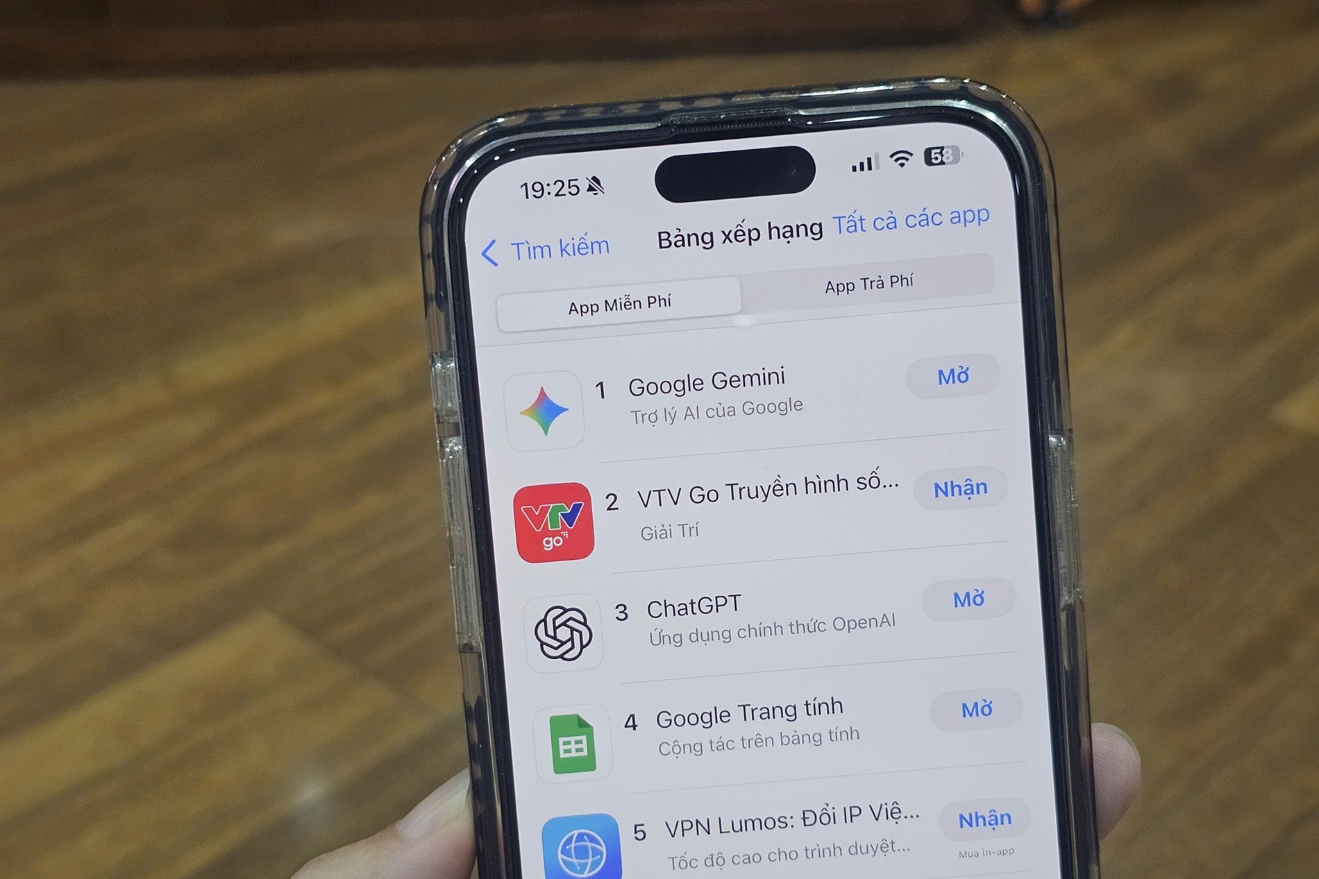 Google Gemini bất ngờ vượt qua ChatGPT trở thành ứng dụng iPhone miễn phí số 1 Việt Nam
