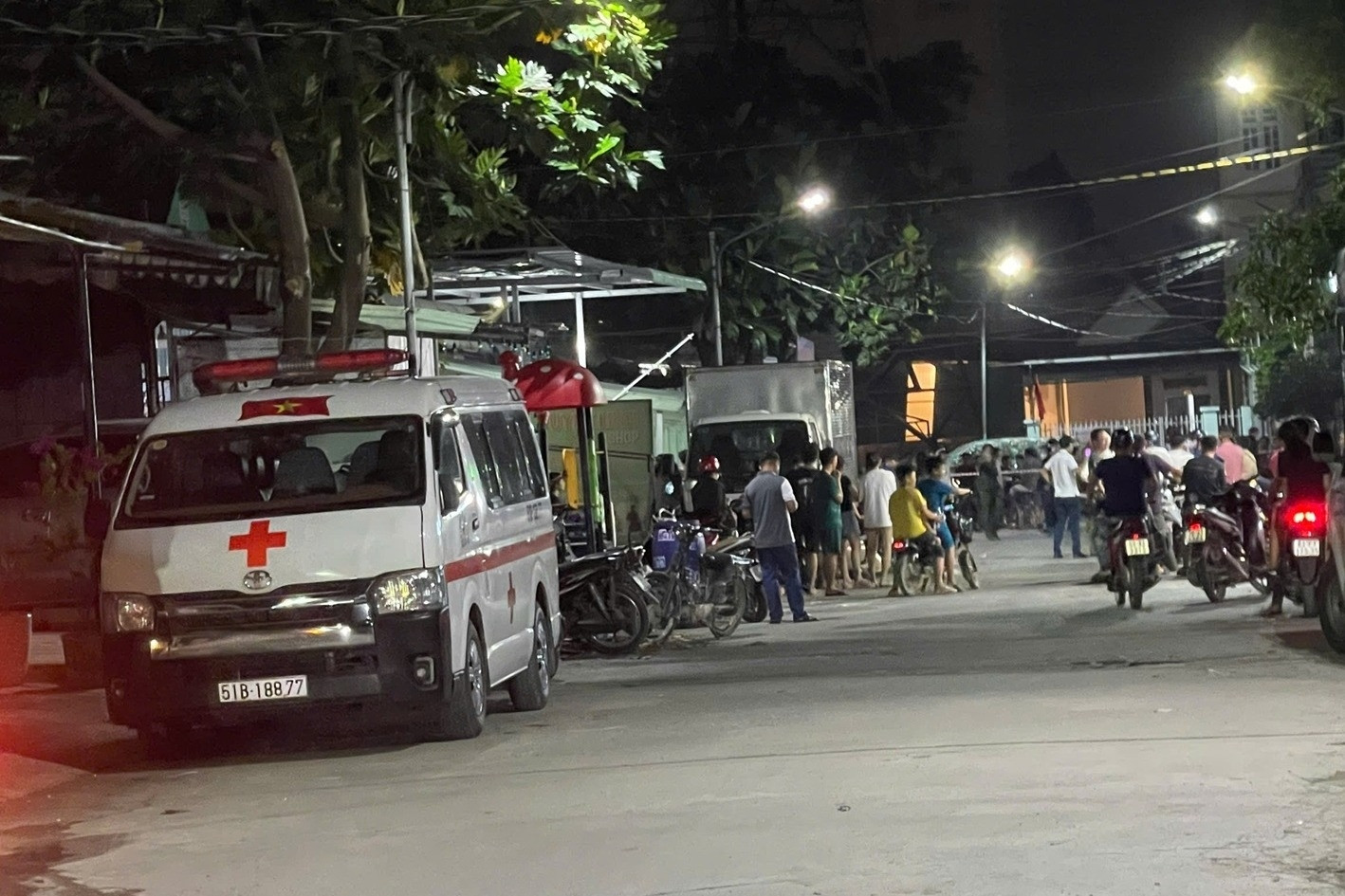 Sau tiếng la thất thanh, phát hiện 2 vợ chồng tử vong trước cửa nhà
