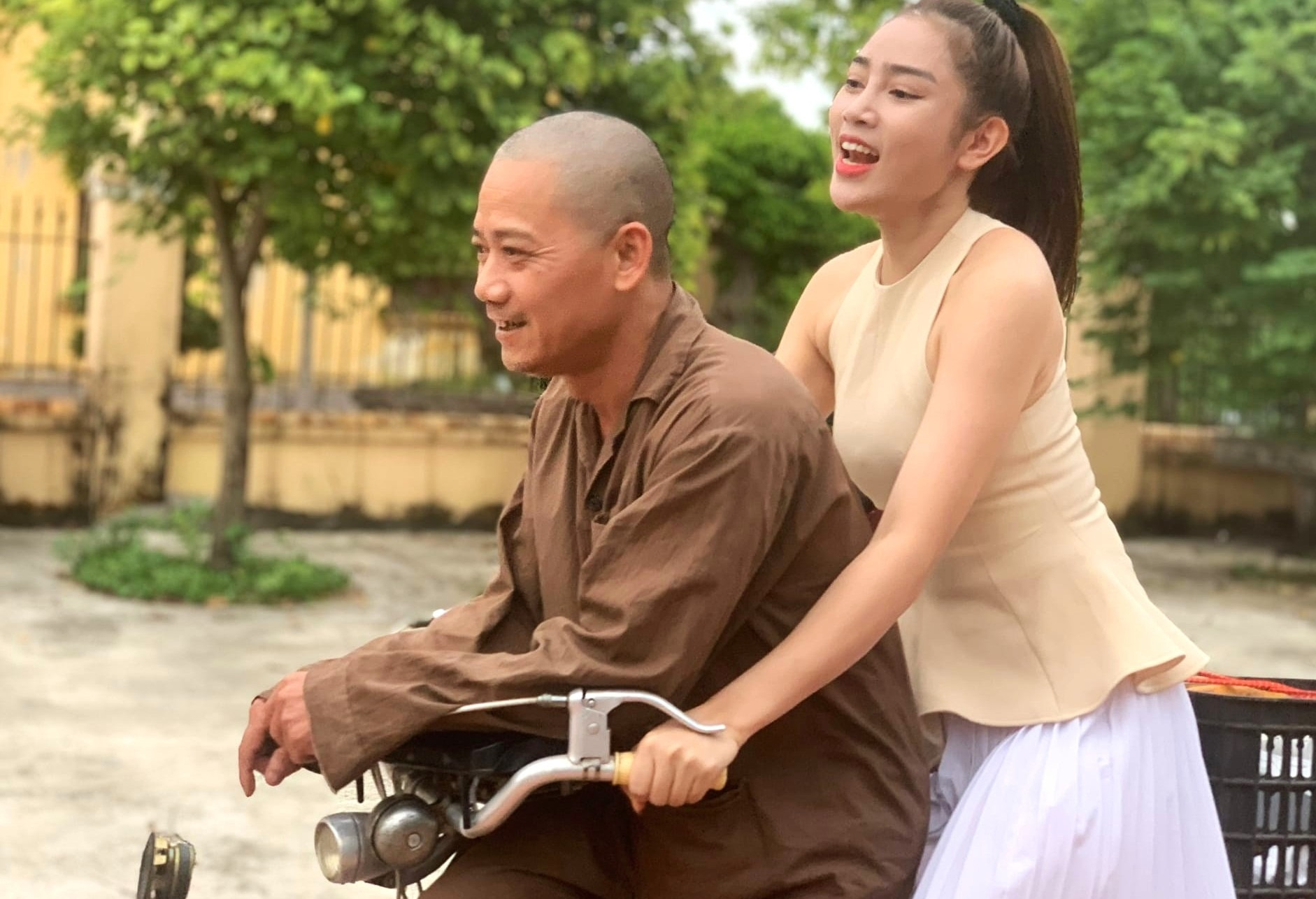 Hoa hậu Kỳ Duyên đượm buồn, con trai NSND Trần Nhượng 'khoe' vợ