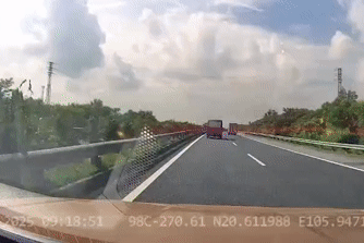 Khoảnh khắc ô tô Limousine tông thẳng vào xe tưới cây trên cao tốc