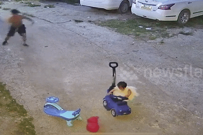 Khoảnh khắc ông bố lao như chớp, cứu con gái thoát nạn trong gang tấc