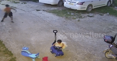 Khoảnh khắc ông bố lao như chớp, cứu con gái thoát nạn trong gang tấc