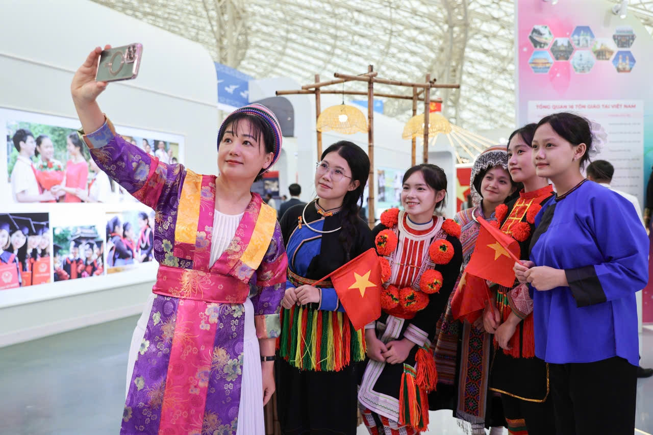 Lan tỏa hình ảnh Việt Nam đa sắc đồng lòng, hướng tới kỷ nguyên mới