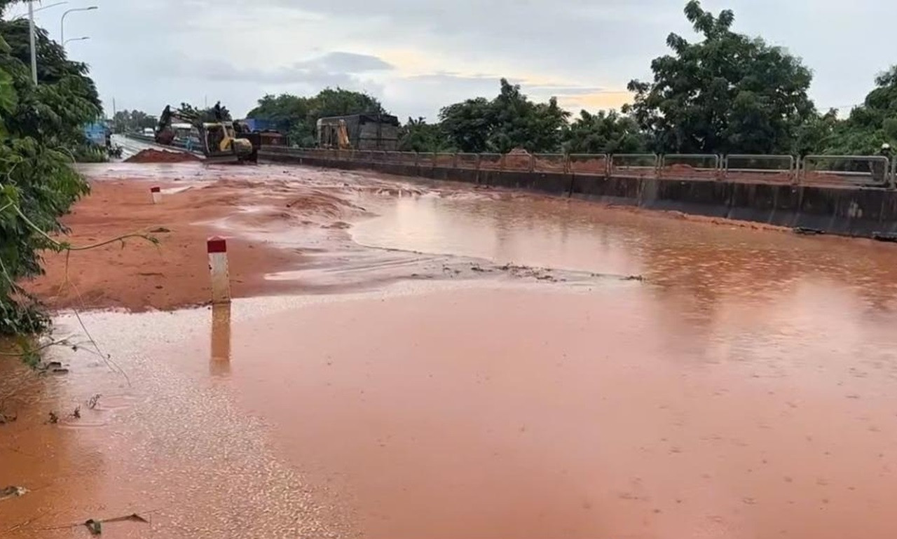 Lũ cát đỏ tràn xuống quốc lộ 1 ở Lâm Đồng dày 0,5m, giao thông ùn tắc nhiều giờ..jpg