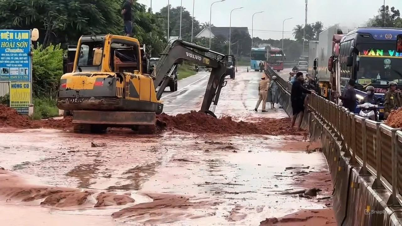 Lũ cát đỏ tràn xuống quốc lộ 1 ở Lâm Đồng dày 0,5m, giao thông ùn tắc nhiều giờ.jpg