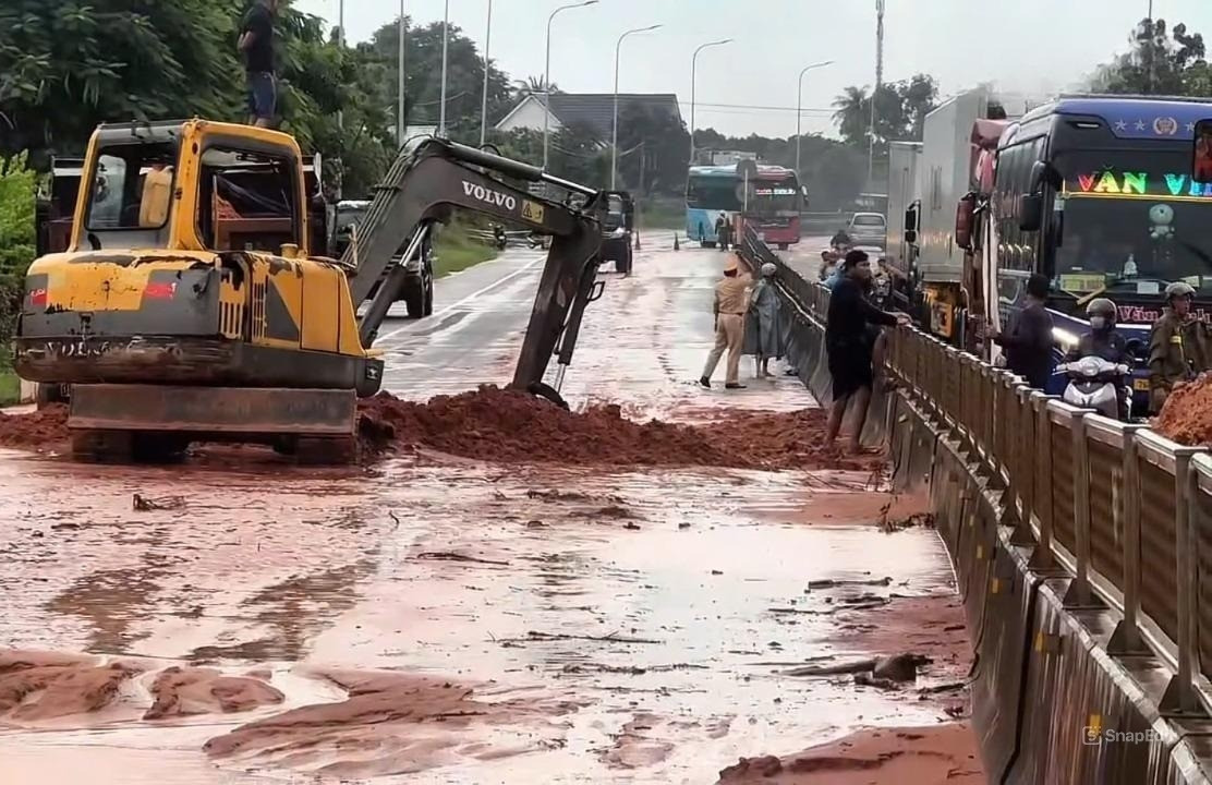 Lũ cát đỏ tràn xuống quốc lộ 1 dày nửa mét, giao thông ùn tắc nhiều giờ