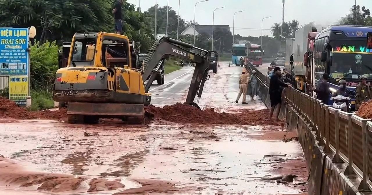 Lũ cát đỏ tràn xuống quốc lộ 1 dày nửa mét, giao thông ùn tắc nhiều giờ