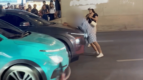 Nam thanh niên liên tục la hét, chặn ô tô trên đường Hồ Tùng Mậu, Hà Nội