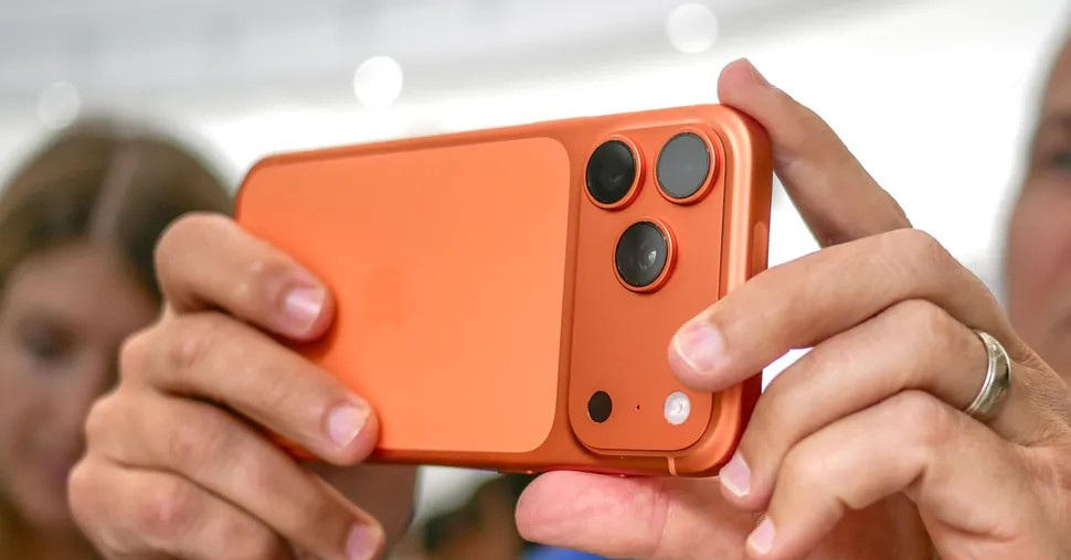 Người dùng chê iPhone Pro nhạt nhẽo, Apple có ngay câu trả lời "cháy khét"