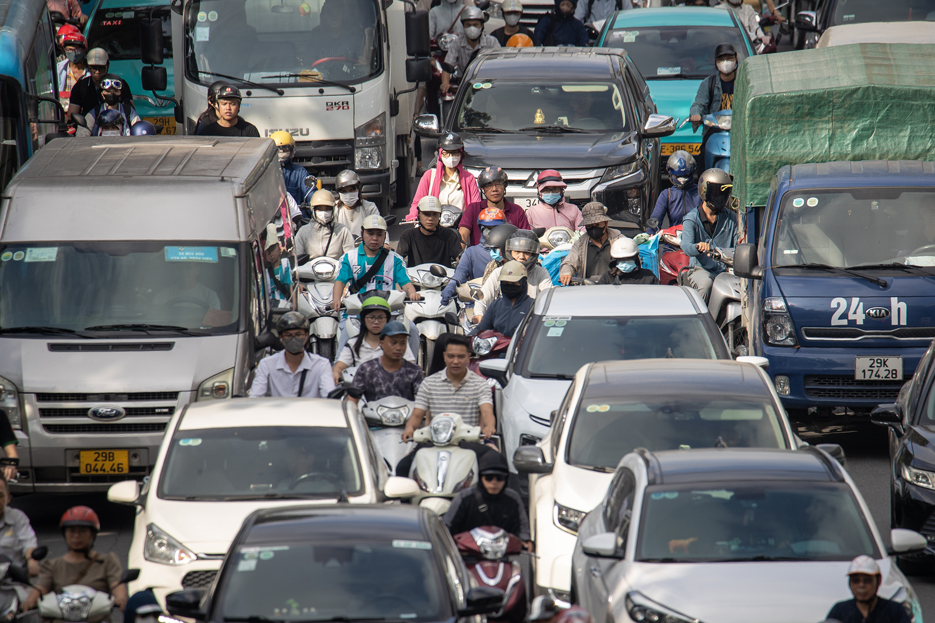 Cảnh ô tô dàn hàng 'chèn ép' xe máy đến khó tin trên nhiều tuyến đường Hà Nội
