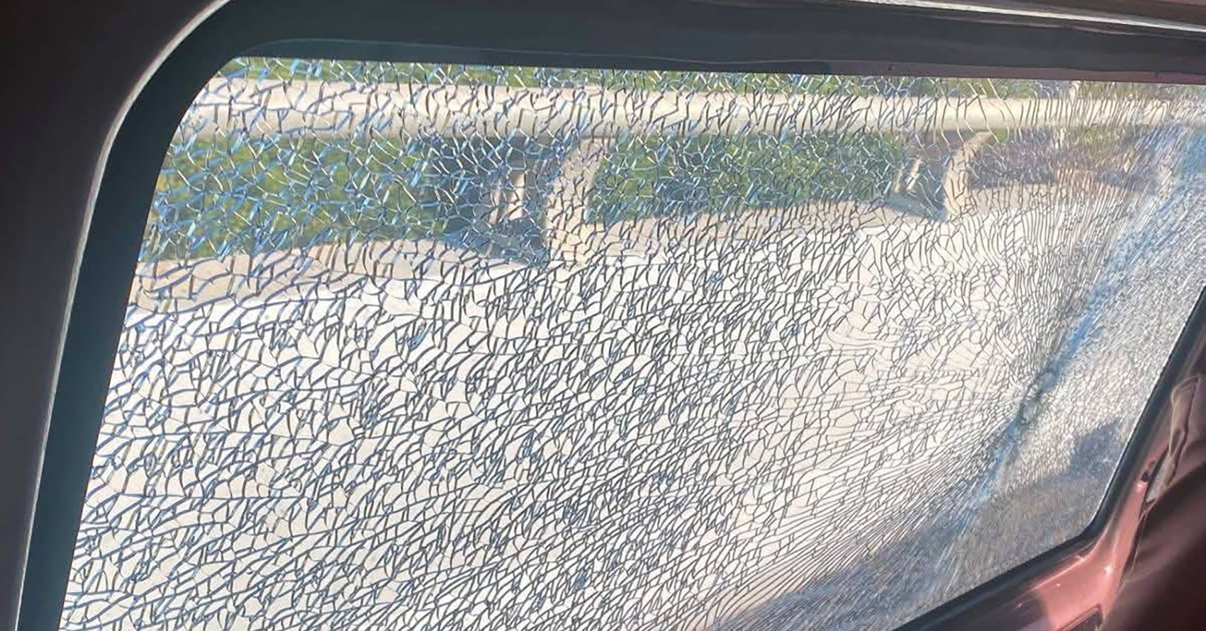 Ô tô liên tiếp bị bắn vỡ kính khi đi trên cao tốc Hạ Long - Hải Phòng