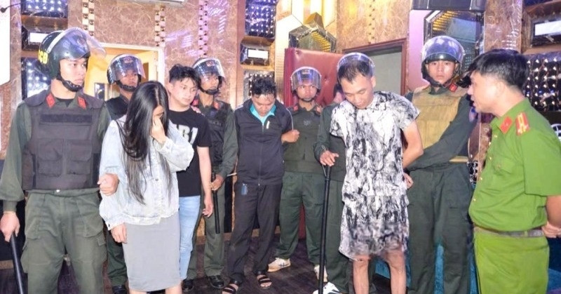 Thiếu tướng công an chỉ huy đột kích 4 tụ điểm &amp;apos;bay lắc&amp;apos;, 148 dân chơi sa lưới