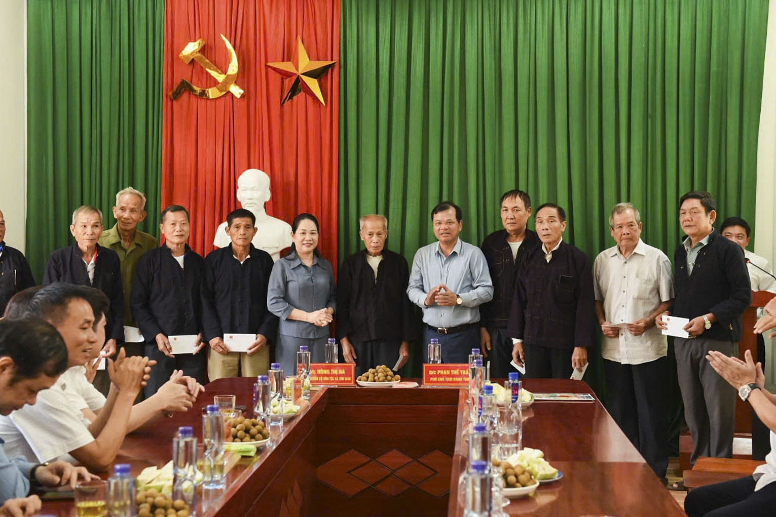 Thứ trưởng Nông Thị Hà thăm và tặng quà đồng bào dân tộc thiểu số tại Bắc Ninh