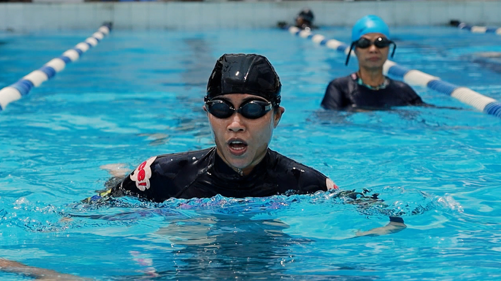 Nhiều người cao tuổi hào hứng tham gia lớp học bơi miễn phí tại TPHCM