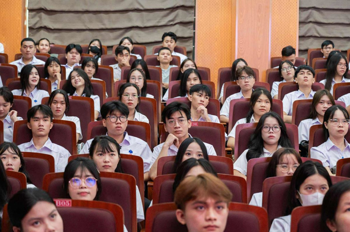 truong DH Cong thuong TPHCM.jpg