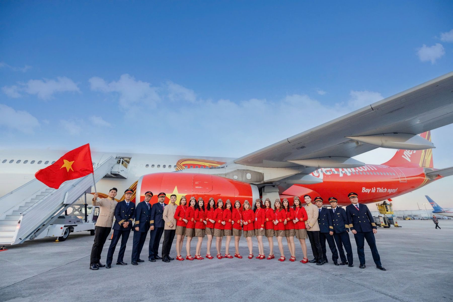 Vietjet flight crew.jpg