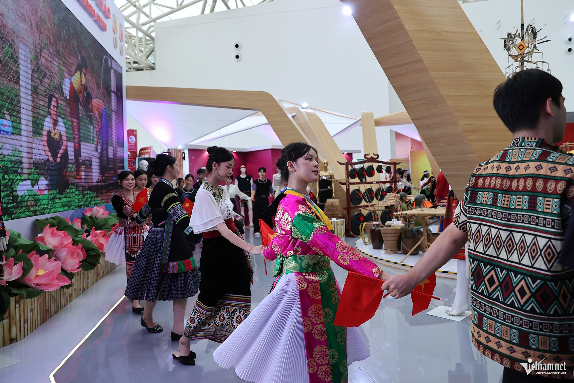 W-Bieu dien nghe thuat.jpg